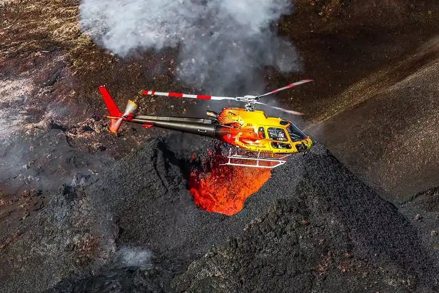 Survol en hélicoptère du piton de la fournaise à l’île de la Réunion