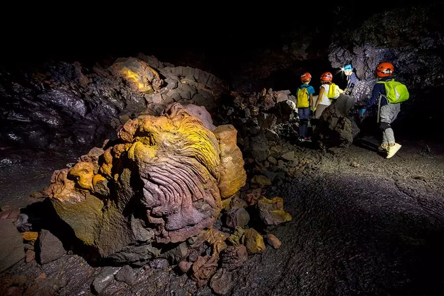 Exploration des tunnels de lave à la Réunion avec des guides passionnés