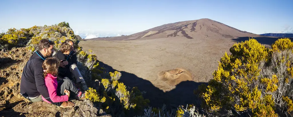 Famille au volcan du Piton de la Fournaise