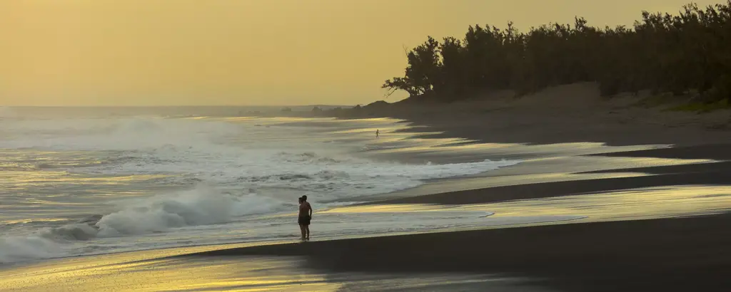 Coucher de soleil sur la plage de l'Etang-Salé en amoureux