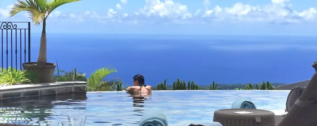 Relaxation dans la piscine à débordement du Diana Dea Lodge Réunion