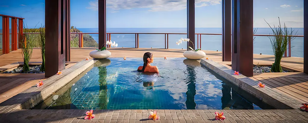 Relaxation dans la piscine d'un hôtel de luxe à la Réunion