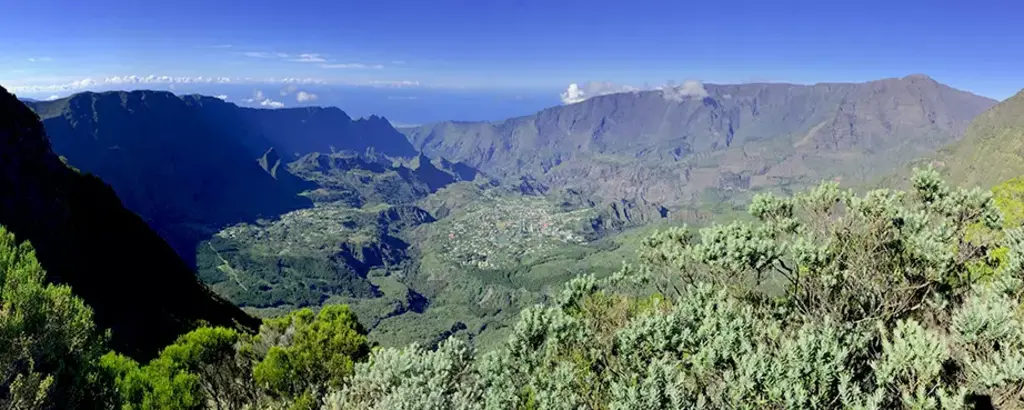 Vue sur Cirque de Cilaos depuis sentier Piton des Neiges