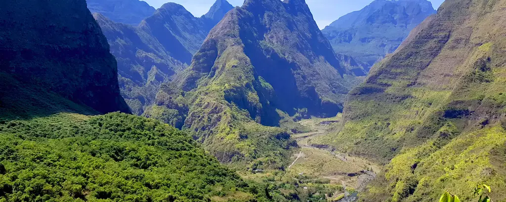 Vue sur le Cirque de Mafate depuis descente GRR2 vers Deux-Bras