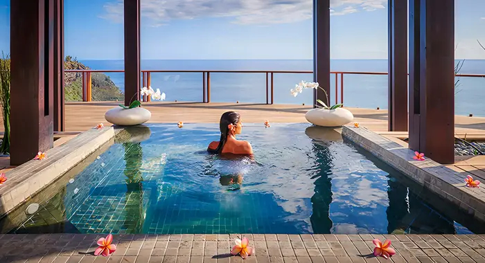 Relaxation dans la piscine d'un hôtel de luxe à la Réunion