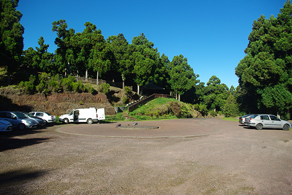 Ascension de la Roche-Ecrite depuis le parking de Mamode-Camp