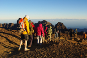 Randonneurs sur le sentier du Piton des Neiges